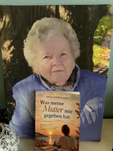 Mama mit Mutterbuch